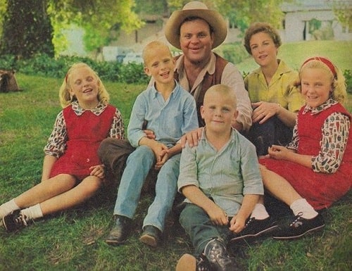 A picture of Dirk Blocker with his siblings and parents when he was young.